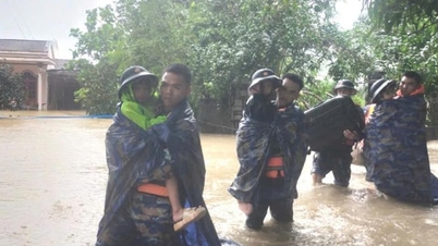 Vùng 4 Hải quân hỗ trợ khẩn cấp người dân vùng lũ Khánh Hòa