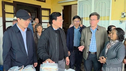 Chủ tịch Ủy ban nhân dân tỉnh Lâm Đồng động viên người...