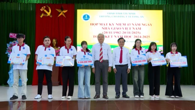 មហាវិទ្យាល័យវេជ្ជសាស្ត្រឡុងអាន៖ កិច្ចប្រជុំដើម្បីអបអរសាទរខួបលើកទី ៤៣ នៃទិវាគ្រូបង្រៀនវៀតណាម បូកសរុបឆ្នាំសិក្សា ២០២៤-២០២៥