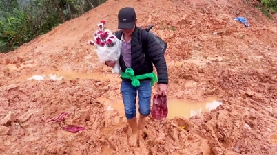 Thầy giáo lội bùn, vượt sạt lở vẫn ôm chặt bó hoa để tặng đồng nghiệp