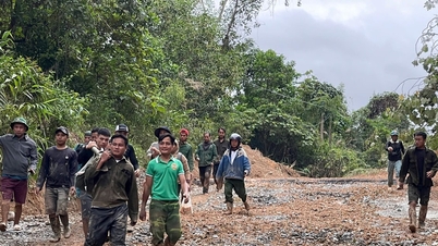 Vingt personnes ont traversé la forêt pour amener une femme en travail difficile au centre médical de Nam Giang.