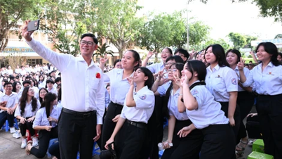 Liceul Tran Van Giau pentru elevi supradotați sărbătorește cea de-a 43-a aniversare a Zilei Profesorilor Vietnamezi