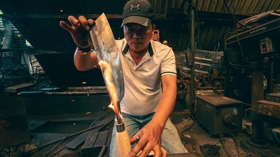 Majdnem egy évszázada tartja fenn a kovácsműhely tüzét