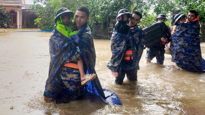 ទឹកជំនន់នៅ Khanh Hoa និង Dak Lak៖ តាមមធ្យោបាយទាំងអស់ នាំប្រជាជនទៅកាន់ទីសុវត្ថិភាព