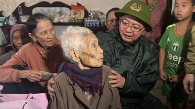 Místopředseda vlády Ho Quoc Dung: Nenechte lidi v noci volat o pomoc, všemi prostředky se dostaňte do hluboko zatopených oblastí a zachraňte lidi.