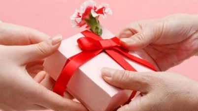 Oferiți cadouri profesorilor