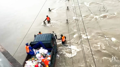 Efforts to cut floods and provide supplies to people in heavily flooded areas near Quy Nhon