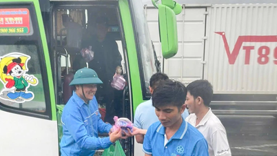 Dai Lanh kommun förser passagerare med nödvändigheter som strandsatta i översvämningar