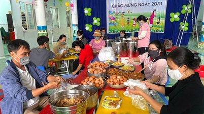 Professores deixaram de lado a alegria do dia 20 de novembro para acender uma chama de amor na área alagada de Phan Rang.