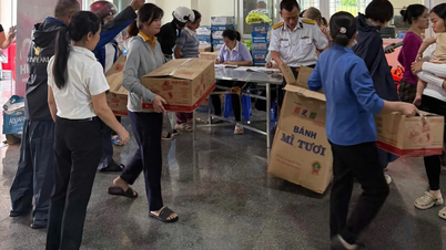 Khu căn cứ quân sự Cam Ranh hướng về người dân vùng lụt