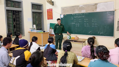 Het verhaal van een leraar in een groen uniform die ijverig kennis verspreidt in de uitgestrekte grensgebieden
