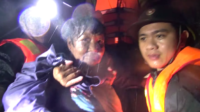 (Langsung) Wilayah tengah hujan deras: Menyelamatkan orang di malam hari, memberikan dukungan makanan kepada penumpang kereta api yang terlantar di Phu Yen