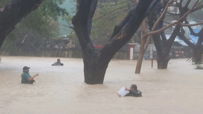 Οι εκπαιδευτικοί κολύμπησαν μέχρι το σχολείο για να παραδώσουν φαγητό σε σχεδόν 500 μαθητές που πλημμύρισαν.