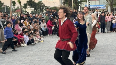 Défilé d'art de rue de Ninh Binh - une belle initiative au Festival de théâtre expérimental