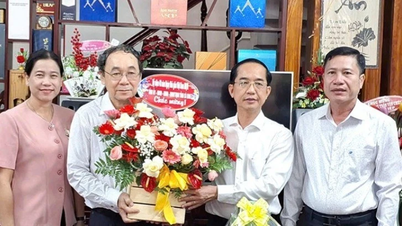 Jawatankuasa Tetap Jawatankuasa Parti Wilayah Ca Mau melawat dan mengucapkan tahniah kepada Guru Rakyat dan Guru Berjasa pada Hari Guru Vietnam