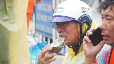 বন্যার ভয়াবহ রাতকে বিদ্ধ করছে সাহায্যের জন্য হাজার হাজার আর্তনাদ