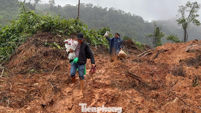 Imagen conmovedora de una maestra en una zona montañosa que lleva flores y se abre paso entre el barro y los derrumbes para llegar a la escuela.