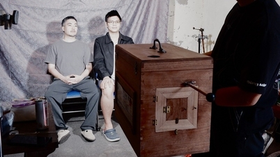 ハノイの中心部で昔ながらのカメラで写真を撮るために列に並ぶ