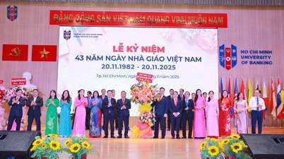ホーチミン市銀行大学がベトナム教師の日43周年を祝う