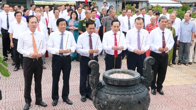 Offering incense to commemorate the 85th anniversary of the Southern Uprising and the 103rd birthday of Prime Minister Vo Van Kiet
