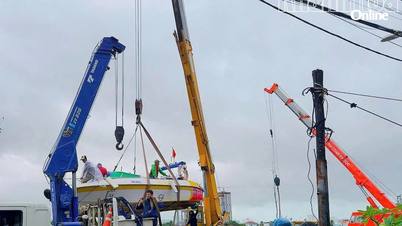Khanh Hoa Electricity mobilisierte einen Kran, um das Rettungskanu zu transportieren.