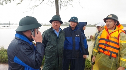 លេខាបក្សខេត្ត Dak Lak លោក Luong Nguyen Minh Triet បានបញ្ជាដោយផ្ទាល់ទៅជួយសង្គ្រោះនៅភូមិ Phu Phong ឃុំ Hoa Thinh។