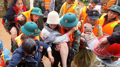 កងវរសេនាធំ ៩៩៤B (បញ្ជាការដ្ឋានយោធភូមិភាគខេត្ត Lam Dong) ខិតខំជួយប្រជាពលរដ្ឋដែលជួបគ្រោះទឹកជំនន់