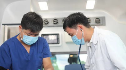 Activación de los servicios médicos de emergencia durante la noche para salvar a un paciente en estado crítico en la isla de Phu Quoc