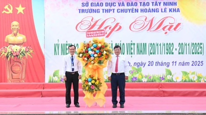 ថ្នាក់ដឹកនាំមន្ទីរអប់រំ និងបណ្ដុះបណ្ដាលបានចុះសួរសុខទុក្ខ និងអបអរសាទរសាលានានាក្នុងទិវាគ្រូបង្រៀនវៀតណាម ថ្ងៃទី២០ ខែវិច្ឆិកា។