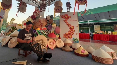 Inauguração da Exposição de produtos OCOP e aldeias artesanais a serviço do turismo na comuna de Thanh Oai.
