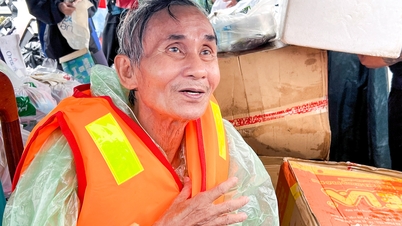 Obyvatele Nha Trangu pronásleduje historická povodeň, nuceni držet záchranné vesty na střechách a čekat na záchranu