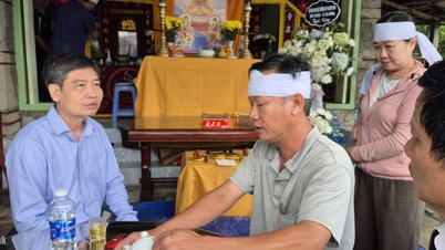 قام رئيس اللجنة الشعبية الإقليمية تا آنه توان بزيارة أسر الضحايا الذين فقدوا حياتهم بسبب الفيضانات وتشجيعهم.