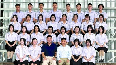 رجل تايلاندي يُعلّم اللغة الفيتنامية في أرض الباغودات الذهبية