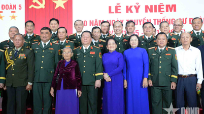 Generál Nguyen Trong Nghia se zúčastnil oslav 60. výročí tradičního dne 5. divize.