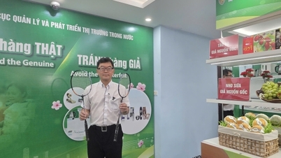 市場管理担当者は、偽造品の見分け方について人々を指導します。