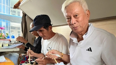 Leven op de 4e dag in de Noord-Zuidtrein van passagiers die gestrand zijn door overstromingen