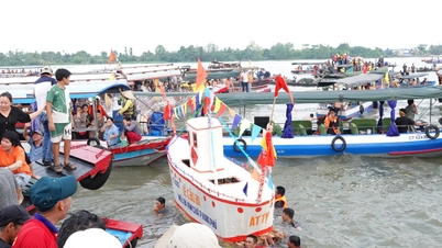 ប្លែកពីគេនៅតំបន់ដីសណ្តរមេគង្គ៖ ទូក និងកប៉ាល់រាប់រយគ្រឿងបានធ្វើដំណើរទៅកាន់ទន្លេហូវ ដើម្បីចូលរួមក្នុងពិធីបុណ្យតុងផុង។