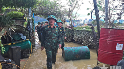 Senior Lieutenant General Truong Thien To visited and presented gifts to flood victims in Gia Lai province.