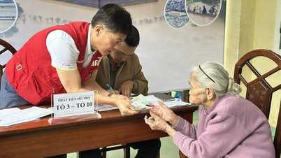 Hampir 1 bilion VND telah diberikan untuk menyokong orang di wad Huong An yang mengalami kerosakan akibat banjir dan ribut.