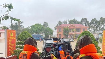 सैन्य क्षेत्र 5 ने डाक लाक प्रांत के बाढ़ग्रस्त क्षेत्रों में लोगों को बचाने के लिए बख्तरबंद वाहन भेजे।