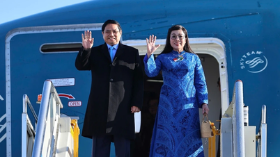 Prime Minister Pham Minh Chinh and his wife arrive in Johannesburg to begin attending the G20 Summit.