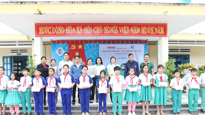 روزنامه سایگون گیای فونگ برای حمایت از دانش‌آموزان در منطقه "مرکز سیل" در دا نانگ هدایایی اهدا می‌کند.