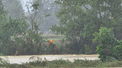 חילוץ דייג שסירתו התהפכה בנהר קרונג פאק