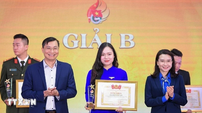 Slavnostní předávání cen Politické soutěže na ochranu ideologických základů strany mezi členy Svazu mládeže a teenagery