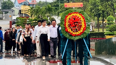 Besøksseremoni på martyrkirkegården før Lam Dong provinsielle fedrelandsfrontkongress
