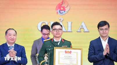 يشارك ما يقرب من 200 ألف عضو نقابي في مسابقة المقال السياسي للدفاع عن الأساس الأيديولوجي للحزب.