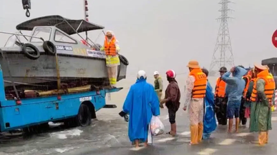 پلیس راهنمایی و رانندگی دونگ نای از مردم مناطق سیل‌زده داک لاک برای رسیدن به ایمنی حمایت می‌کند.