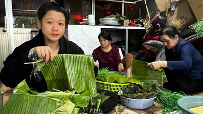 Mieszkańcy Quang Ngai pakują banh chung, aby wesprzeć zalane obszary w Gia Lai i Dak Lak.
