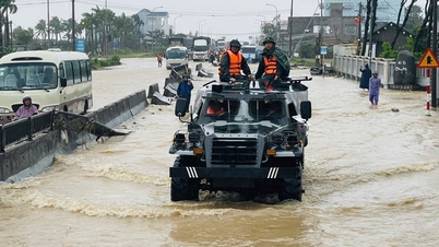 រថពាសដែកឆ្លងកាត់ទឹកជំនន់ ដើម្បីផ្គត់ផ្គង់ស្បៀងអាហារដល់ប្រជាជននៅ Dak Lak