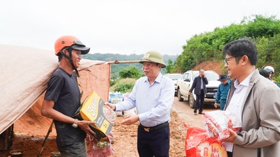 লাম দং প্রাদেশিক গণ পরিষদের চেয়ারম্যান লু ভ্যান ট্রুং কোয়াং ফু কমিউনের বন্যায় ক্ষতিগ্রস্ত পরিবারগুলি পরিদর্শন করেছেন।